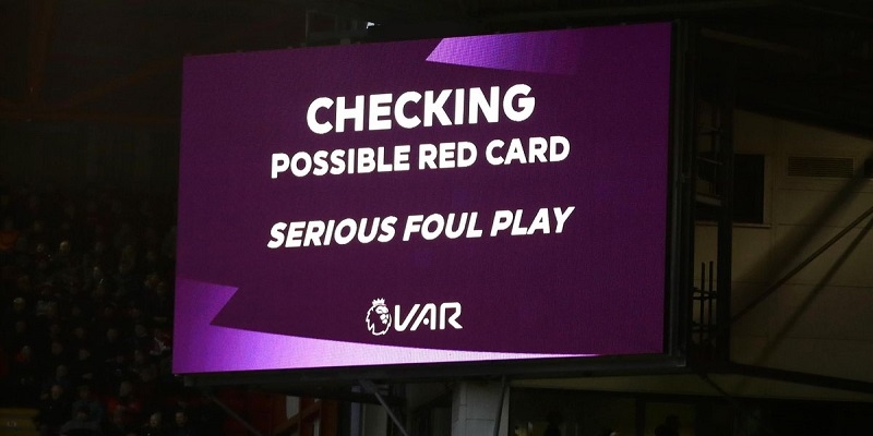 VAR hỗ trợ trọng tài chính trong việc rút thẻ đỏ